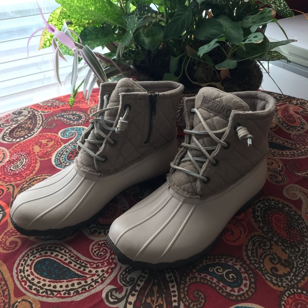Euc (worn once) quilted Sperry boots 🥾